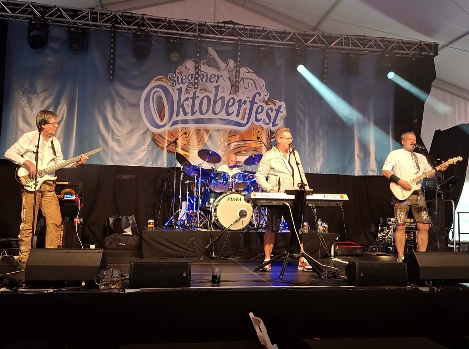 Die Wiesnkönige live auf der Bühne des Siegener Oktoberfests mit Bass, Keyboard, Schlagzeug und Gitarre
