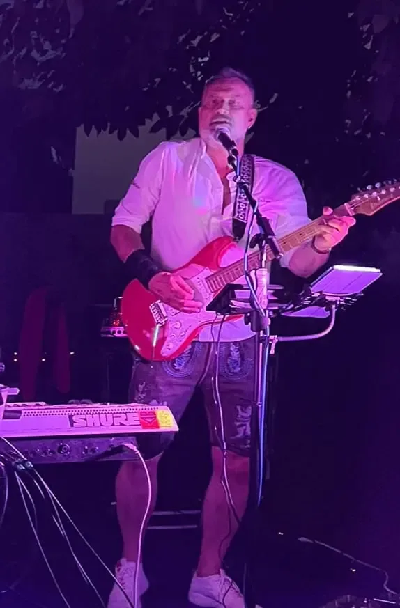 Michael Stern bei einem Open-Air-Auftritt am Abend mit E-Gitarre