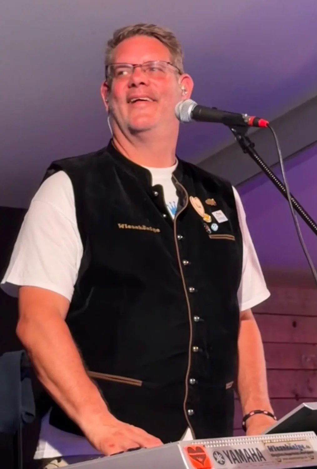 Gesang am Keyboard auf der Bühne eines Festzelts