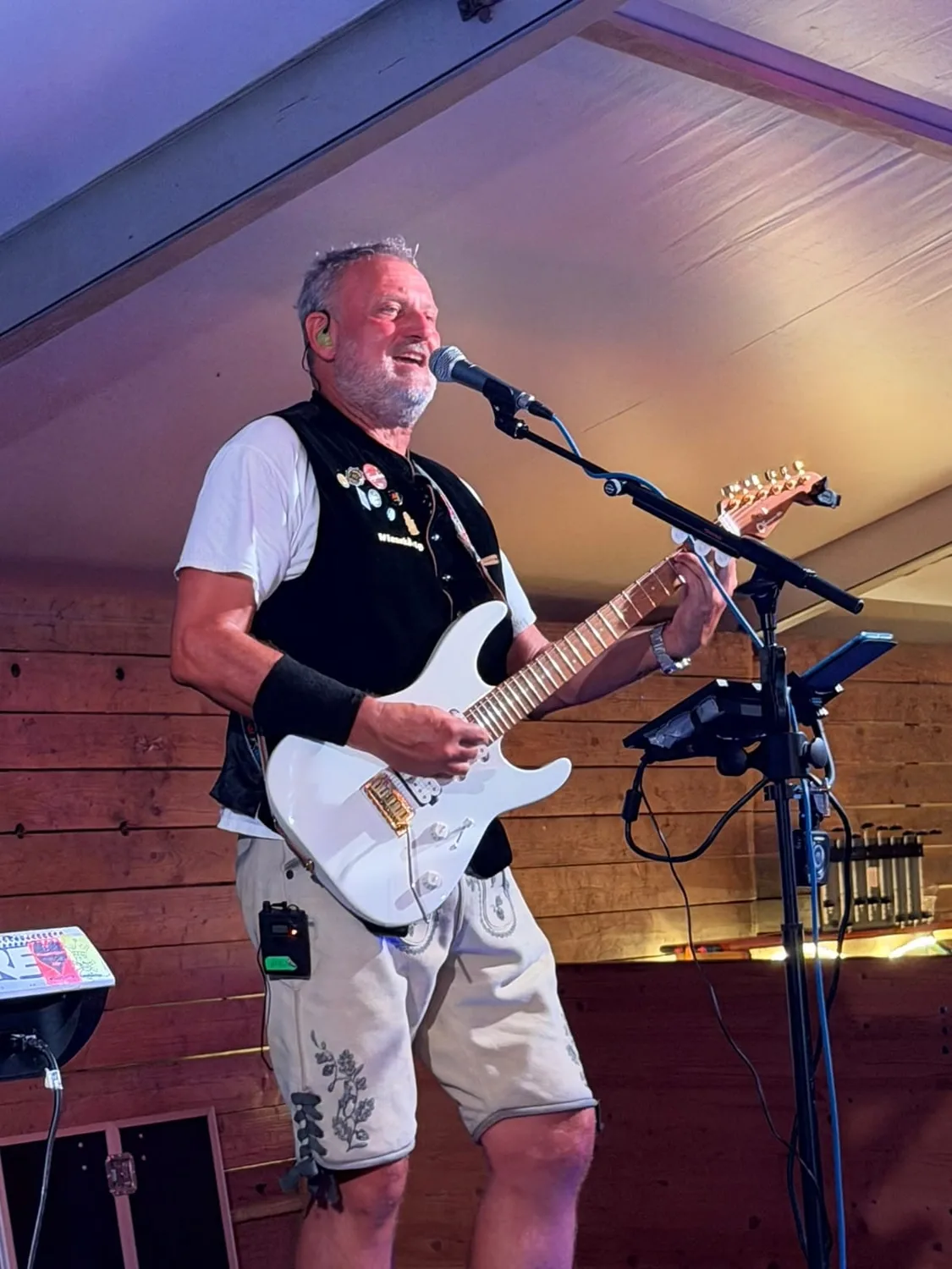 Michael Stern singt und spielt Gitarre auf einer Festzeltbühne